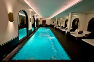 南希Best Western Plus Crystal, Hotel,Bar & Spa的一座大型游泳池,位于酒店,设有沙发