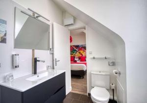 阿姆博斯贝斯特韦斯特芬奇卢尔瓦雷酒店的一间带水槽和卫生间的浴室