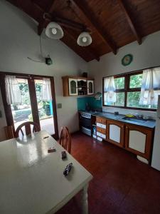 塞拉德洛斯帕德雷斯LA CALANDRIA的厨房配有桌椅和桌子。