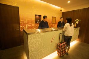 东京上野东金屋酒店的一群站在柜台上的人
