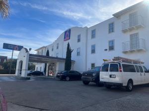 达拉斯Motel 6 Dallas TX Downtown的停在大楼前的白色货车