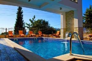 多布拉沃达爱慕别墅公寓式酒店的一座带橙色椅子的大型游泳池