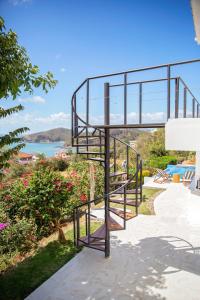 南圣胡安Casa Oli Mar的享有水景的金属螺旋楼梯