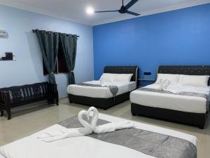 瓜埠VILLA TASIK TONGKANG KELI LANGKAWI的卧室配有2张床,地板上配有白色鞋