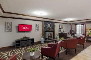 MifflinvilleRed Roof Inn & Suites Bloomsburg - Mifflinville的客厅的墙上配有电视