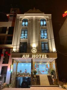老街市Hotel A18 Lào Cai的晚间点燃地图集酒店
