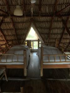 蒙特里科Cabo tortugas - casa的带屋顶的客房内的两张床