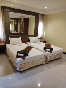 奥南海滩Baan Thara Guesthouse的一间卧室配有两张带白色床单的床