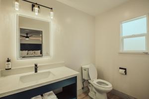 莫罗贝Blufftop Inn & Suites - Wharf/Restaurant District的一间带水槽、卫生间和镜子的浴室