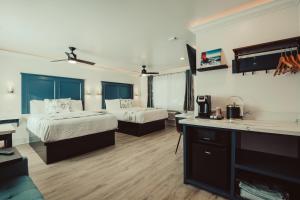 莫罗贝Blufftop Inn & Suites - Wharf/Restaurant District的酒店客房带两张床和厨房