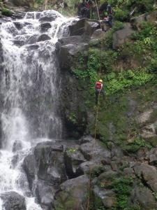 CABAÑAS CEYTAKS的站在瀑布前的人