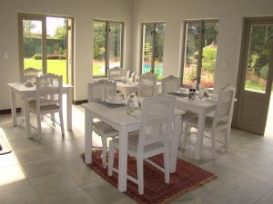 伊登维尔Bergliot Guest House的白色的用餐室配有白色的桌子和白色的椅子