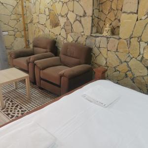 阿尔哈姆拉jabal shams view stay نزل إطلالة جبل شمس的客厅配有沙发和1张床