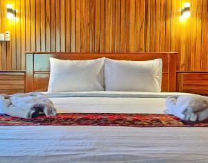 WaisaiCoriana Dive Resort的床上铺着两条毛巾的床