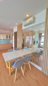 芽庄Oceanus Oasis Retreat Muong Thanh Vien Trieu的厨房配有白色的大桌子和椅子