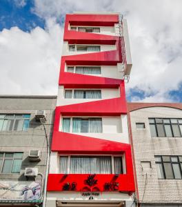 台东苹果商务旅店的一座红色和白色的建筑,有建筑
