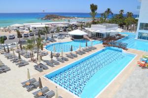 阿依纳帕Vassos Nissi Plage Hotel & Spa的享有度假村游泳池的顶部景致