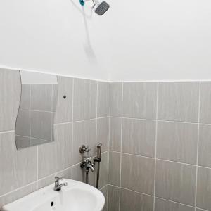 TuaranModern Cozy Home with Minimalist design的一间带水槽和淋浴的浴室