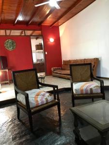 蒂格雷Casa de Tigres的客厅配有两把椅子和一张沙发