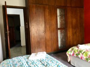 蒂格雷Casa de Tigres的一间卧室设有两张床和木门