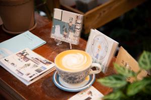 小琉球岛Lixia Hostel 立夏旅宿 的坐在桌子上喝杯咖啡