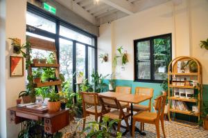 小琉球岛Lixia Hostel 立夏旅宿 的配有桌椅和植物的房间