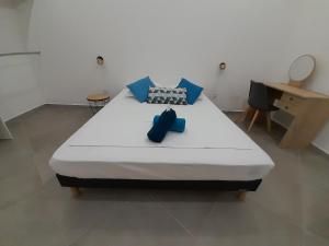 圣路易斯Irfanell的一间卧室配有一张带蓝色枕头的大床