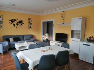 波普拉德Villa-Gallant的客厅配有桌子和沙发