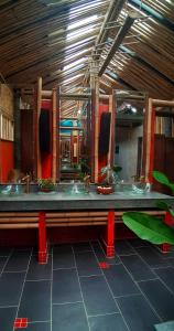 高兰Aha Lanta Cozy Hostel的客房内的浴室设有长凳