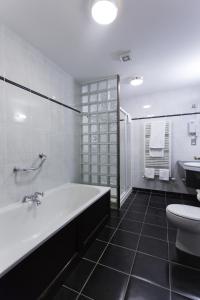 拉斯诺拉沙屋酒店的带浴缸、卫生间和盥洗盆的浴室