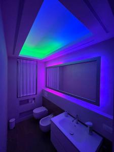米兰Relax in Milano - Ventura - Lambrate - Città Studi的浴室拥有紫色和绿色的灯光
