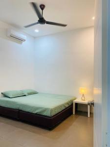 阿罗士打Homestay Alor Setar Nearby Hospital Sultanah Bahiyah的一间卧室配有一张床和吊扇
