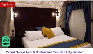 马达巴Mount Nebo Hotel & Restaurant Madaba City Center的一间卧室配有黄色和蓝色枕头的床