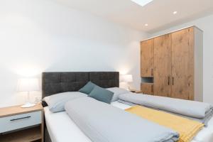 萨姆瑙恩Bel`Laret的一间卧室设有两张床和木制橱柜