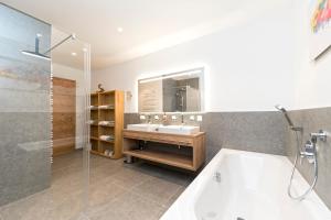 萨姆瑙恩Bel`Laret的带浴缸、水槽和淋浴的浴室