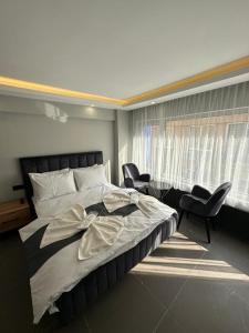 伊斯坦布尔Torch Suit的一间卧室配有一张带椅子的大床和窗户。