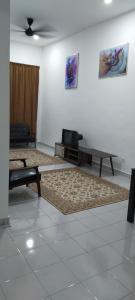 巴力文打Kerian Putra Muslimstay的客厅配有沙发和桌子