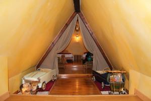 利克维莱斯吉特库尔乡间酒店的一间帐篷间,里面配有一张床