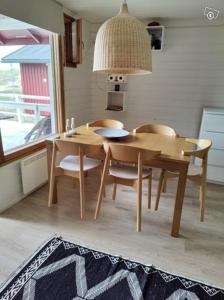 海卢奥托Rantasumppu 14的木制餐桌、椅子和灯