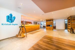 萨斯阿尔马格尔Hotel Kristall-Saphir Superior的一间健身房,里面设有乒乓球桌
