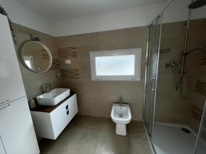 洛夫兰Guesthouse Villa Stanger 2的浴室配有卫生间、盥洗盆和淋浴。
