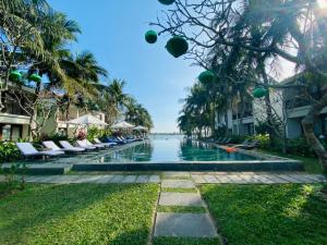 会安Emerald Hoi An Riverside Resort的度假酒店的游泳池