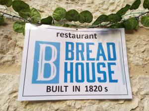 伯利恒BREAD HOUSE的挂在墙上的面包房标志