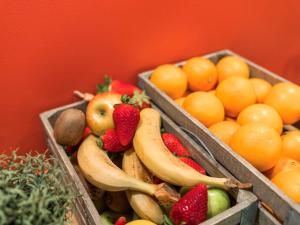 里尔里尔中心大广场宜必思尚品酒店 的两个装满水果和蔬菜的木箱