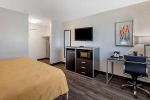 伯班克伯班克机场品质酒店的酒店客房配有一张床、一张书桌和一台电视。