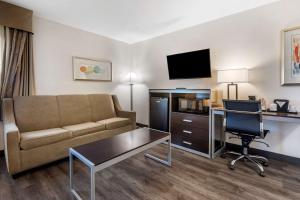 伯班克伯班克机场品质酒店的带沙发和书桌的客厅