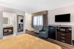 伯班克伯班克机场品质酒店的酒店的客房配有平面电视和椅子。