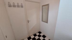 佐特兰德Studio Noordstraat 26的浴室设有门和 ⁇ 板地板