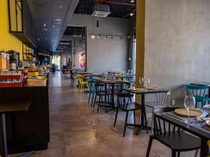 安托法加斯塔ibis Styles Antofagasta的餐厅内带桌椅的用餐室