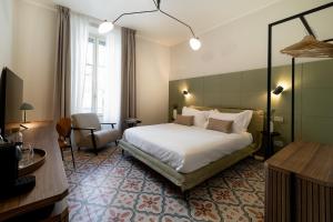 米兰Cà Bèla - Pergolesi的配有一张床和一张书桌的酒店客房